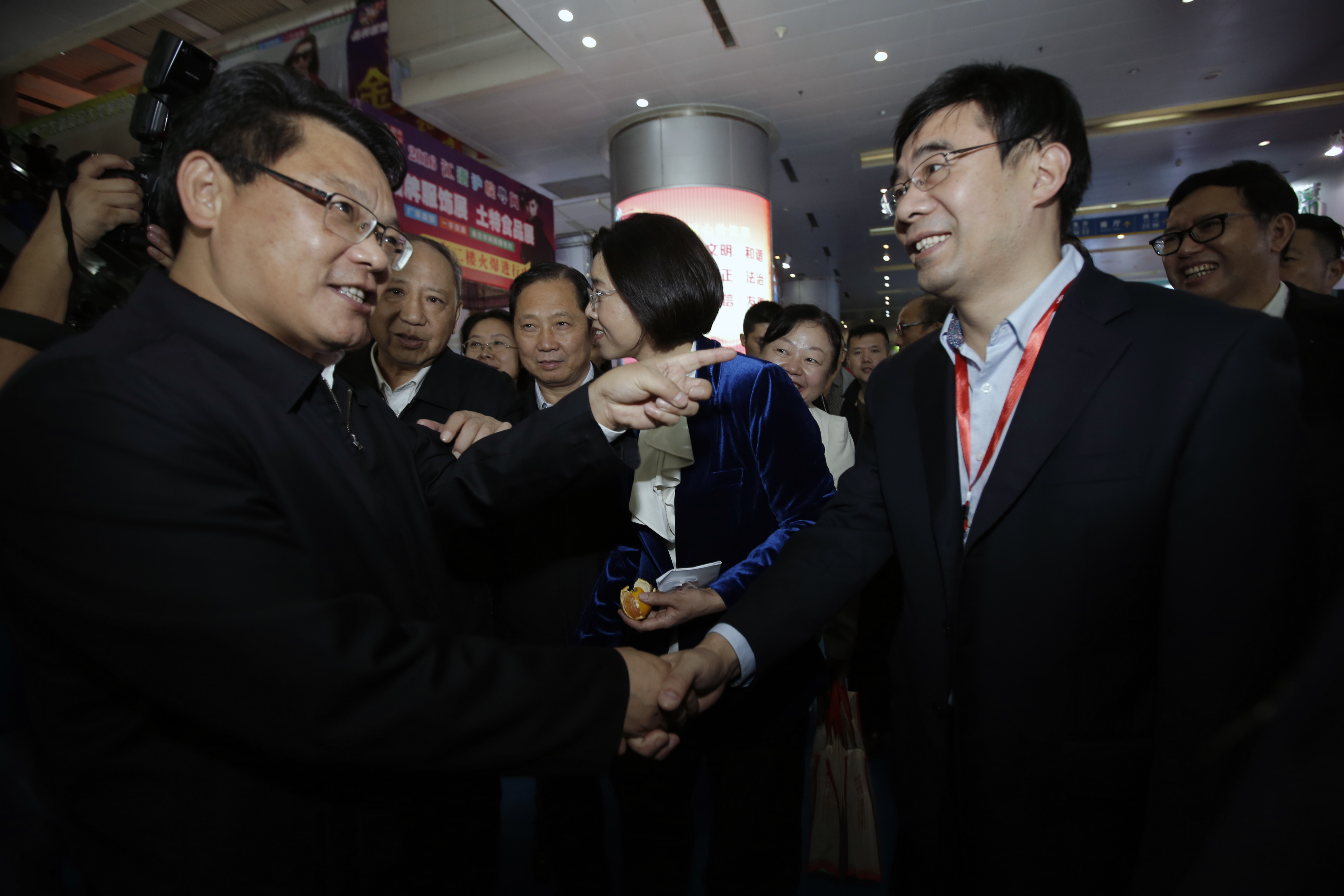 时任湖北省政府副省长任振鹤与知音传媒集团董事长刘学明亲切交流