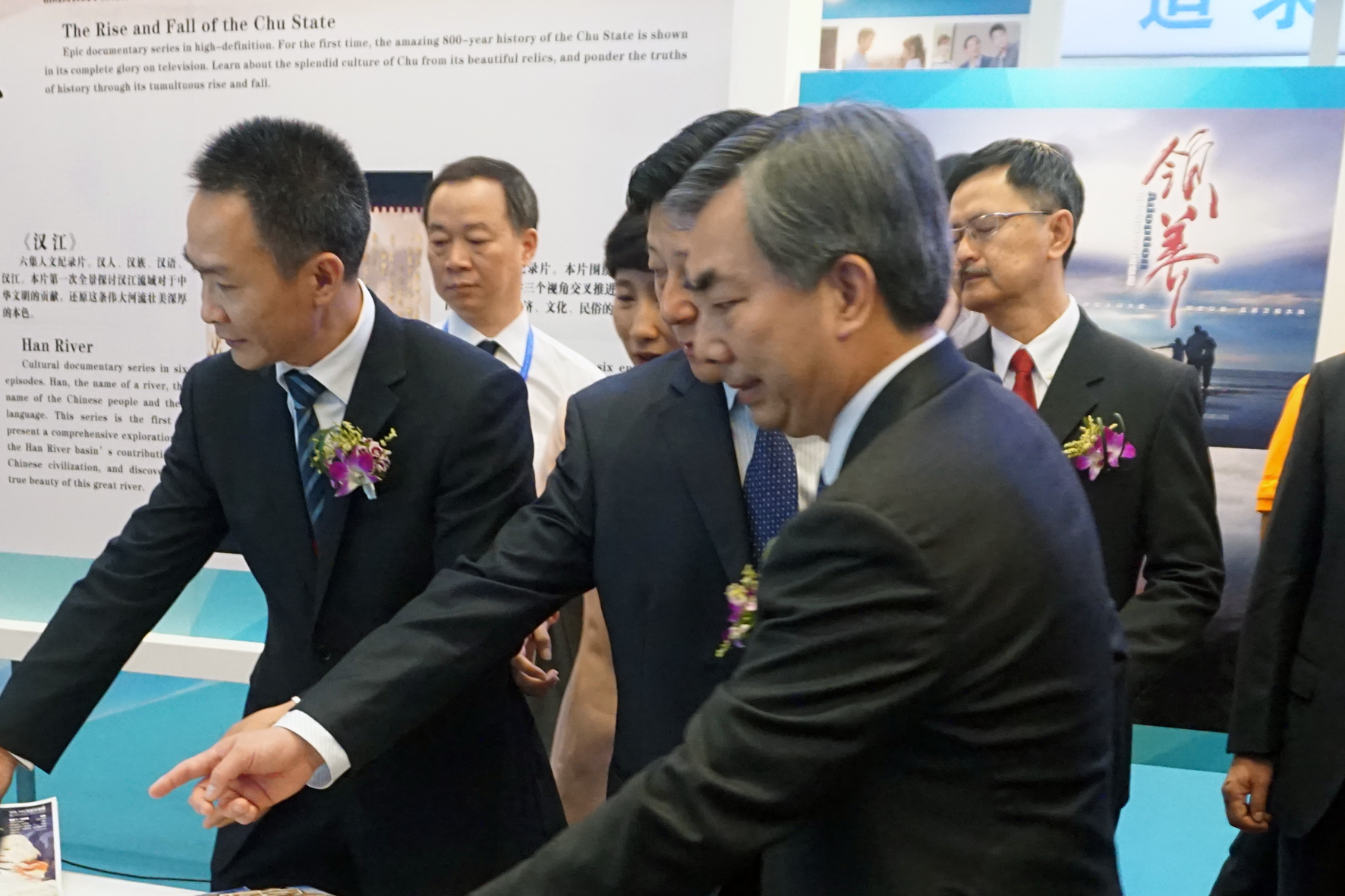 时任省委常委、宣传部部长梁伟年在马来西亚湖北传媒周活动上视察